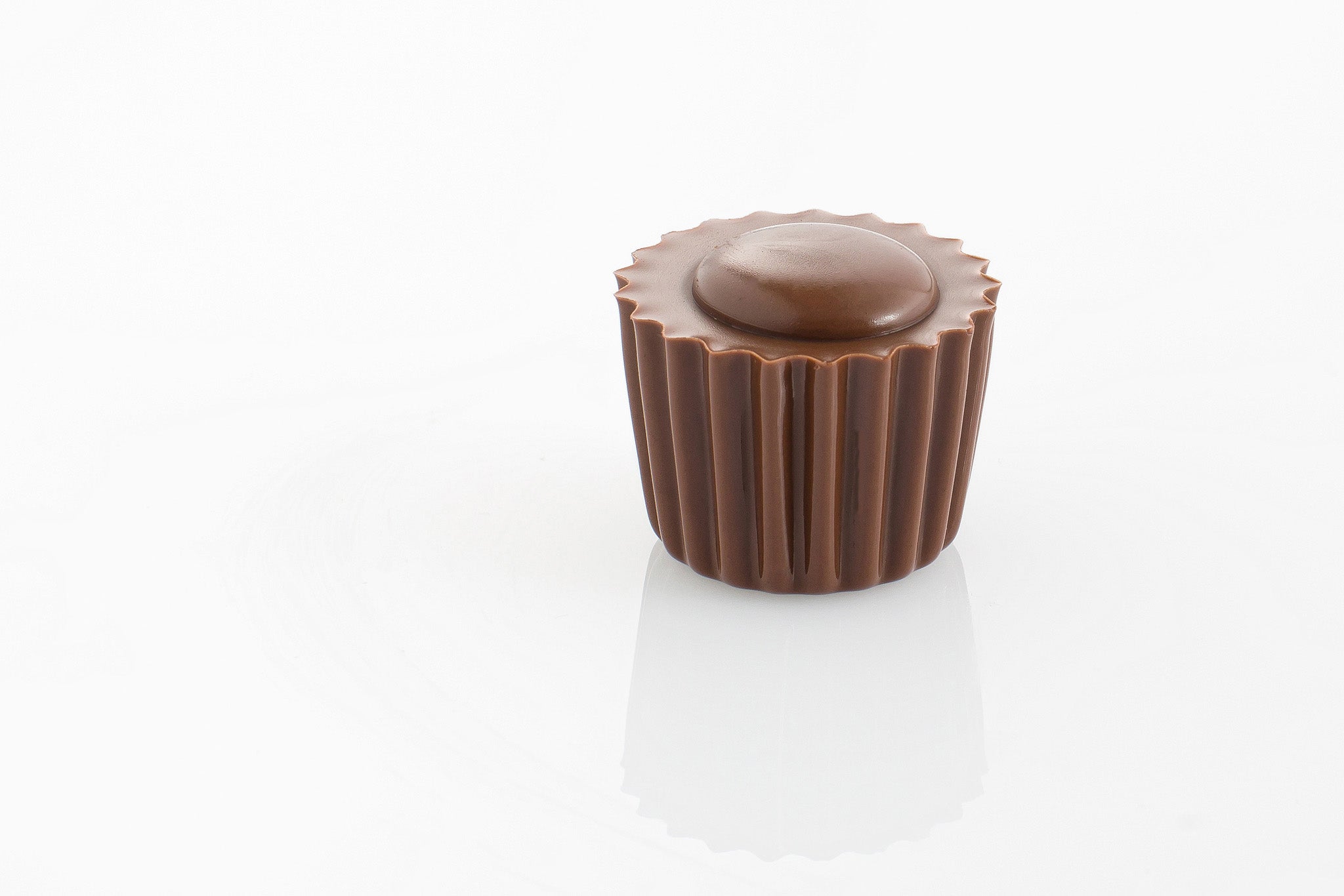 Mellow and creamy solid milk couverture chocolate truffle with 38% cocoa content